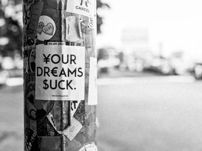 单色照片中的树